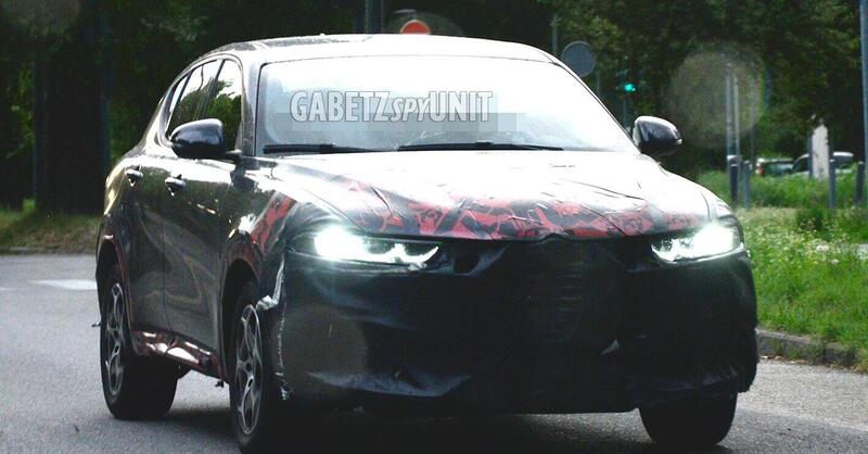 Alfa Romeo Tonale, in arrivo il restyling: primo prototipo avvistato su strada [Foto Spia]