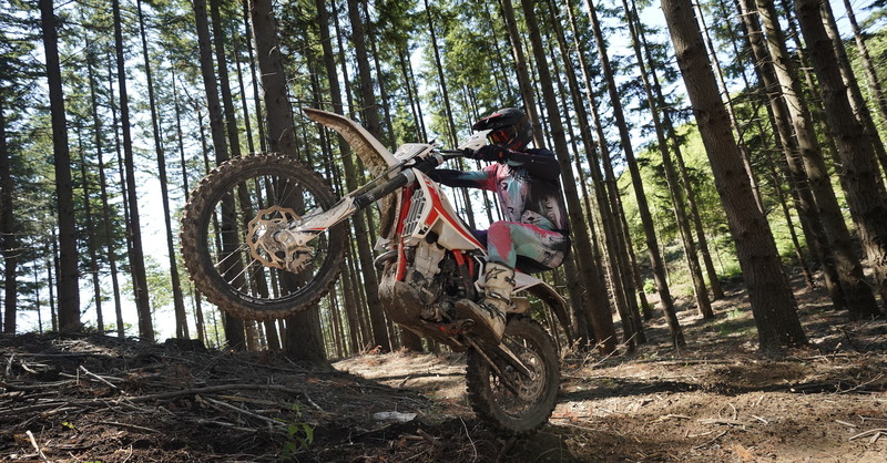 Enduro nei boschi: tra passione e rispetto, non servono sanzioni a tappeto. Un solo denunciato su 322 controlli