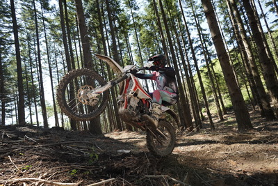 Enduro nei boschi: tra passione e rispetto, non servono sanzioni a tappeto. Un solo denunciato su 322 controlli