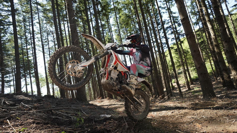 Enduro nei boschi: tra passione e rispetto, non servono sanzioni a tappeto. Un solo denunciato su 322 controlli