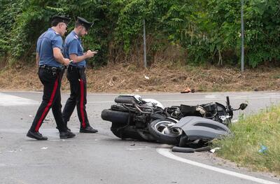 Incidente moto. Due ragazzi travolti da un&#039;auto contromano: motociclista in coma