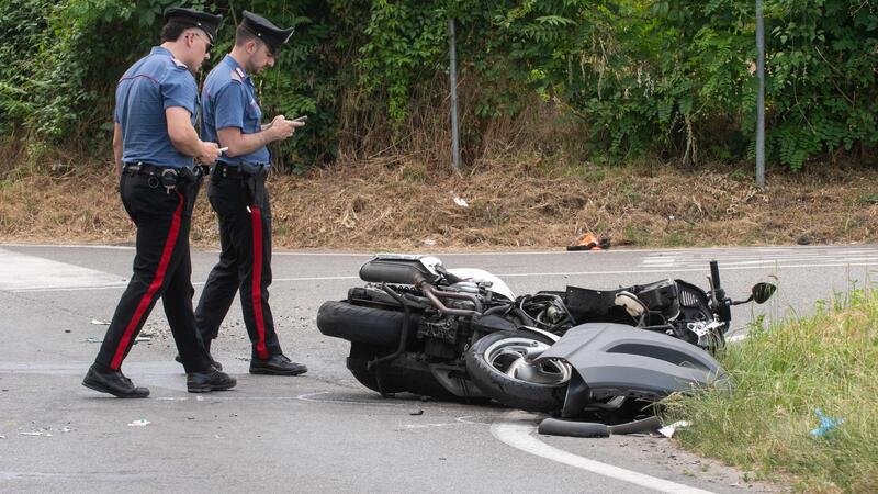 Incidente moto. Due ragazzi travolti da un&#039;auto contromano: motociclista in coma