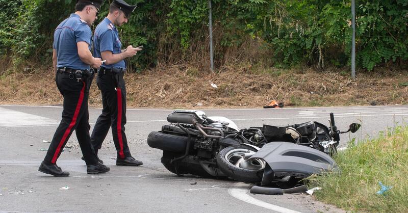 Incidente moto. Due ragazzi travolti da un&#039;auto contromano: motociclista in coma