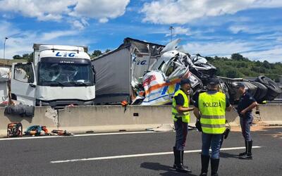 Incidente sull&rsquo;A1 tra Arezzo e Valdarno: camion travolge un&rsquo;ambulanza ferma in coda, tre morti e 15 feriti