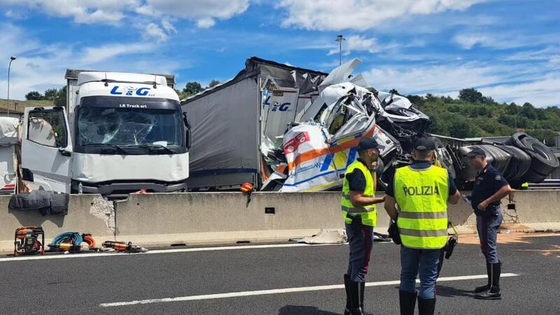 Incidente sull&rsquo;A1 tra Arezzo e Valdarno: camion travolge un&rsquo;ambulanza ferma in coda, tre morti e 15 feriti