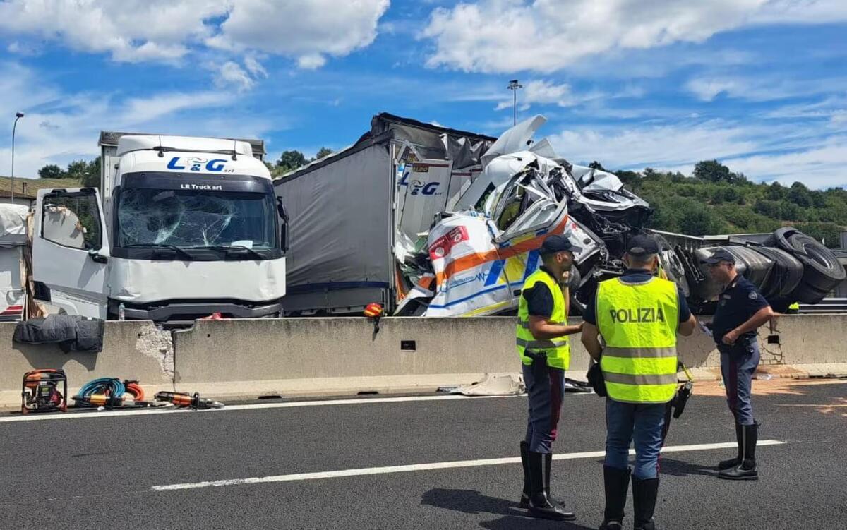 Incidente sull’A1 tra Arezzo e Valdarno: camion travolge un’ambulanza ferma in coda, tre morti e 15 feriti