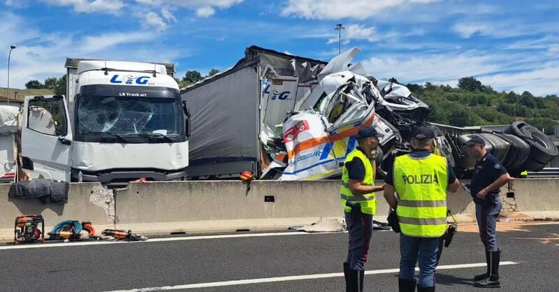Incidente sull&rsquo;A1 tra Arezzo e Valdarno: camion travolge un&rsquo;ambulanza ferma in coda, tre morti e 15 feriti