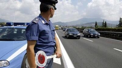 Sfreccia in corsia d&rsquo;emergenza sull&rsquo;A22 senza patente: fermato dopo un inseguimento di oltre 2 km, multa da oltre 5.500 euro