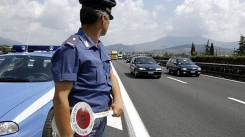 Sfreccia in corsia d&rsquo;emergenza sull&rsquo;A22 senza patente: fermato dopo un inseguimento di oltre 2 km, multa da oltre 5.500 euro