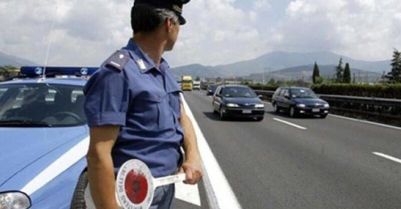 Sfreccia in corsia d&rsquo;emergenza sull&rsquo;A22 senza patente: fermato dopo un inseguimento di oltre 2 km, multa da oltre 5.500 euro
