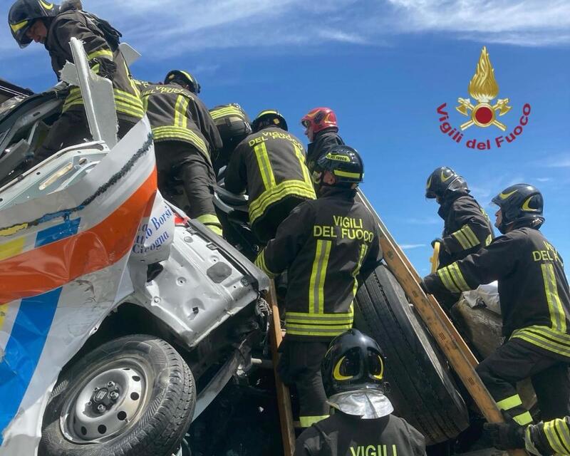 Vigili del fuoco e soccorritori al lavoro