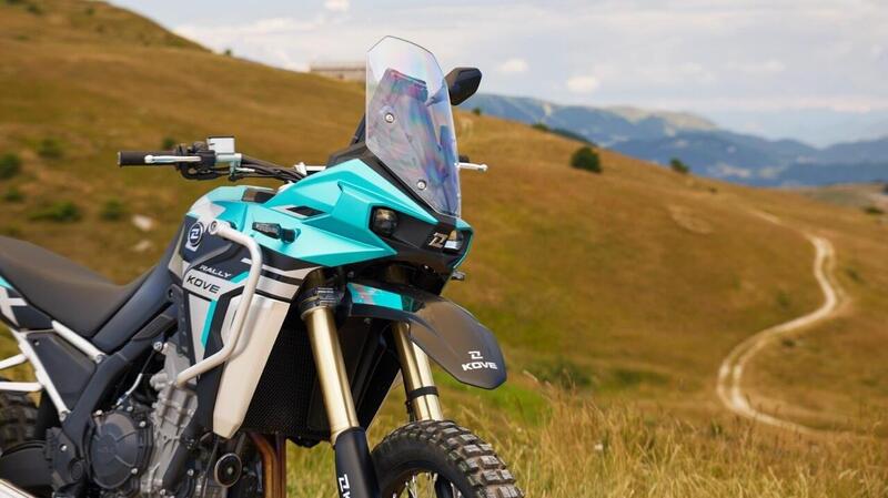 Kove 800X Rally: il nostro PREMIUM test approfondito tra sterratoni veloci e mulattiere toste. Promossa o bocciata? [VIDEO]