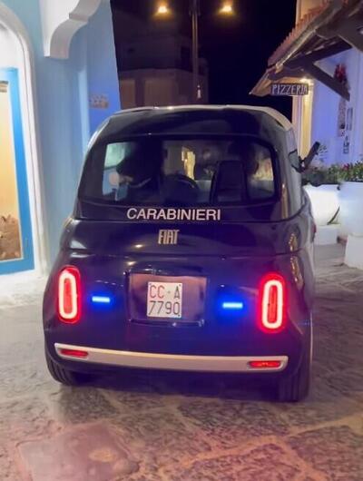 Fiat Topolino dei Carabinieri, mini‑vettura maxi‑effetto: &egrave; gi&agrave; virale a Ischia [VIDEO]