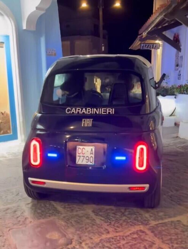 Fiat Topolino dei Carabinieri, mini‑vettura maxi‑effetto: &egrave; gi&agrave; virale a Ischia [VIDEO]
