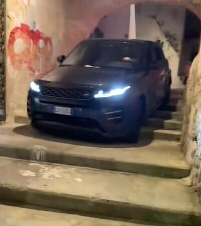 Automobilista imbocca una scalinata con l&rsquo;auto nel centro storico: fermato dalla polizia municipale [VIDEO]