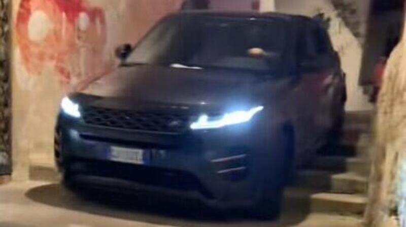 Automobilista imbocca una scalinata con l&rsquo;auto nel centro storico: fermato dalla polizia municipale [VIDEO]