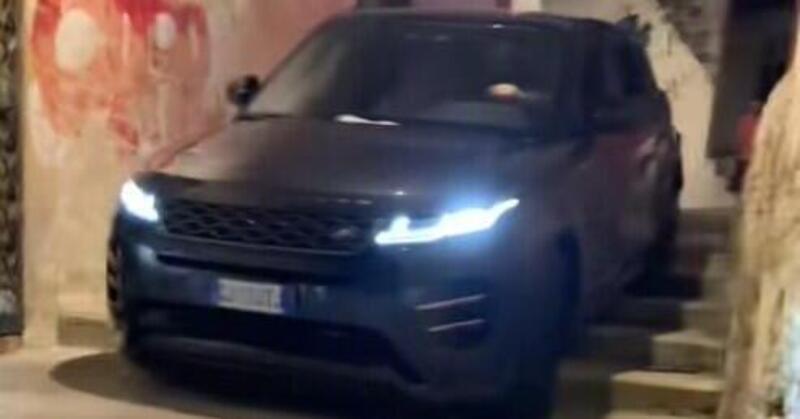 Automobilista imbocca una scalinata con l&rsquo;auto nel centro storico: fermato dalla polizia municipale [VIDEO]