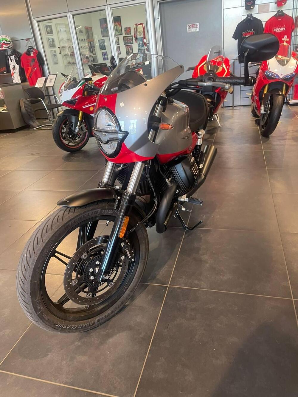 Moto Guzzi V7 Stone Corsa (2023 - 25) (3)