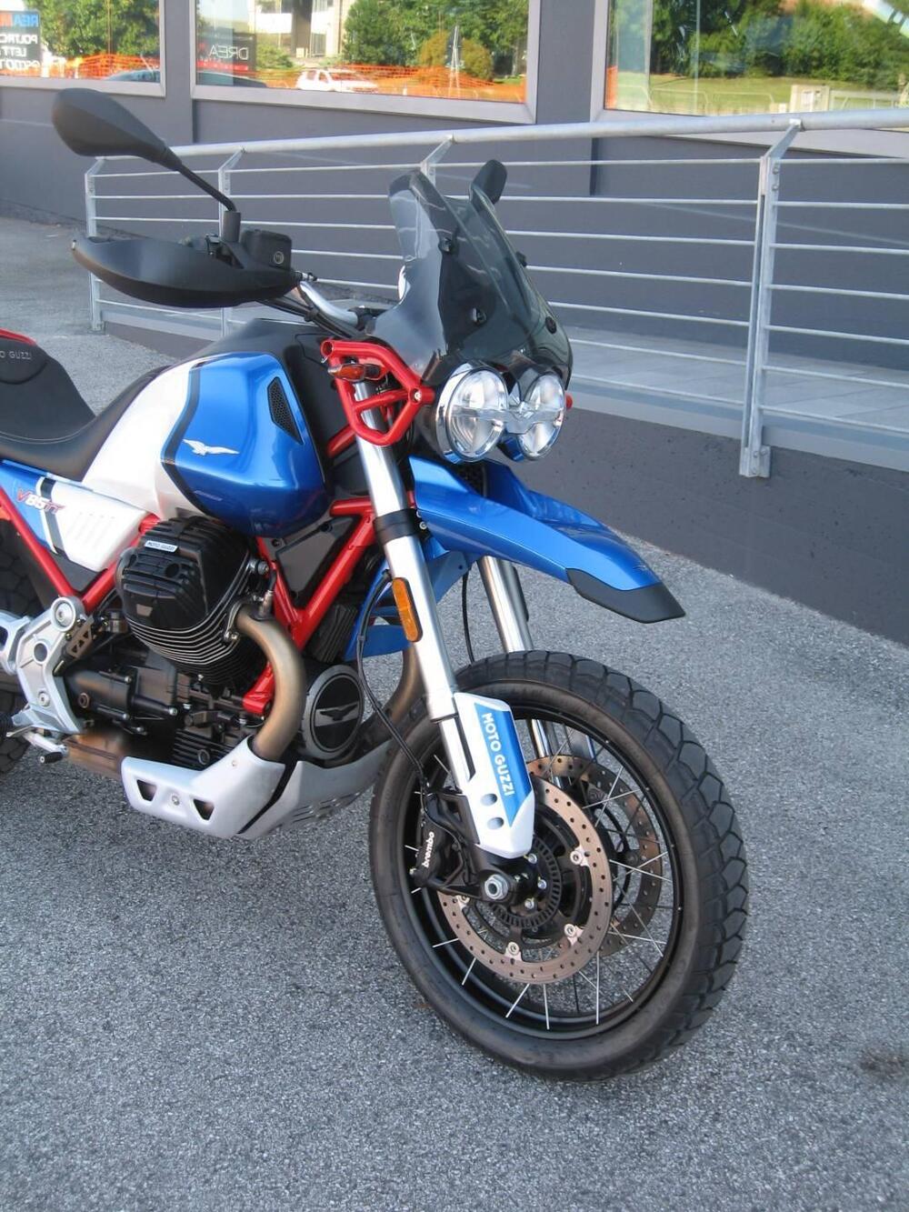Moto Guzzi V85 TT Evocative Graphics (2021 - 23) (2)