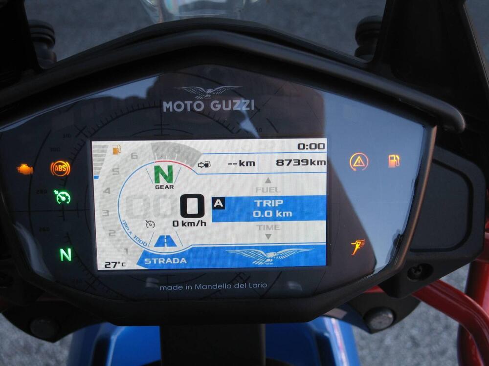 Moto Guzzi V85 TT Evocative Graphics (2021 - 23) (6)