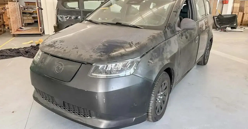 Dalla rivoluzione annunciata al fallimento: la Sion di Sono Motors, l&rsquo;auto solare che prometteva 150 miglia al giorno gratis, oggi si compra all&rsquo;asta per poche centinaia di euro