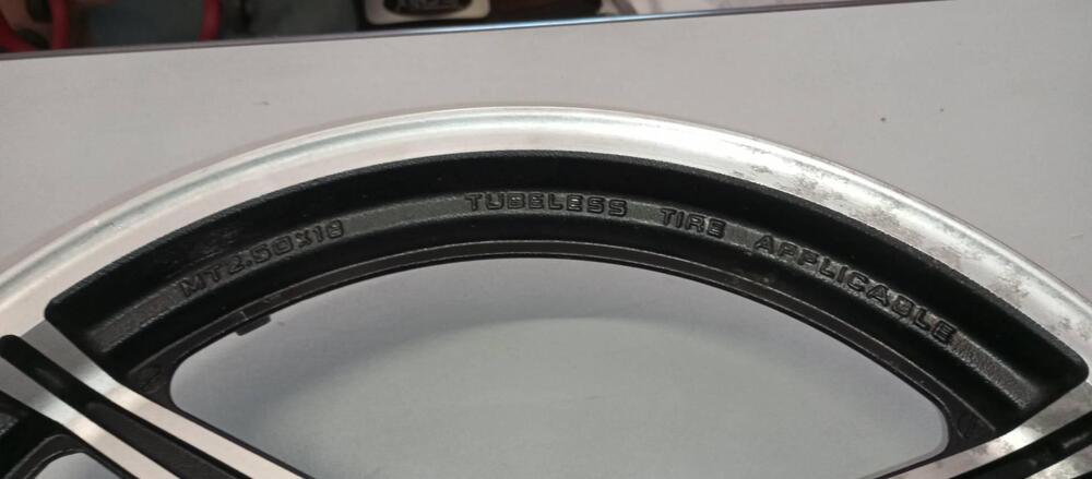 CERCHIO ANTERIORE HONDA VF750C RC07 (3)