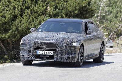 BMW Serie 7 e i7: in arrivo un restyling profondo per il 2026 [Foto Spia]