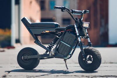 Un pulsante per impennare: ecco la pit bike elettrica mini Wheelie Fun