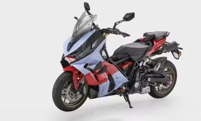 QJMotor Dragster 700: lo scooter cinese da 200 km/h. Ma vi ricorda qualcosa? [GALLERY]