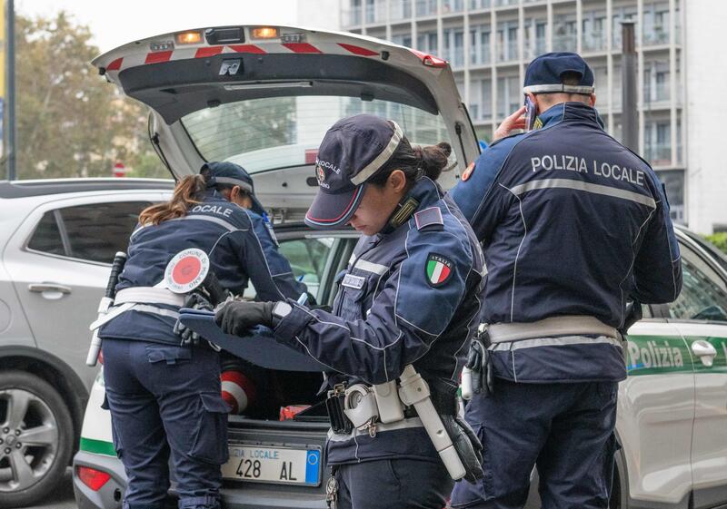 Genova, beccato in moto mentre usa la patente del gemello: bluff smascherato dalla polizia