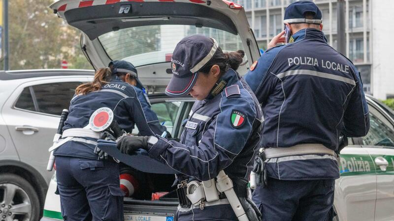 Genova, beccato in moto mentre usa la patente del gemello: bluff smascherato dalla polizia