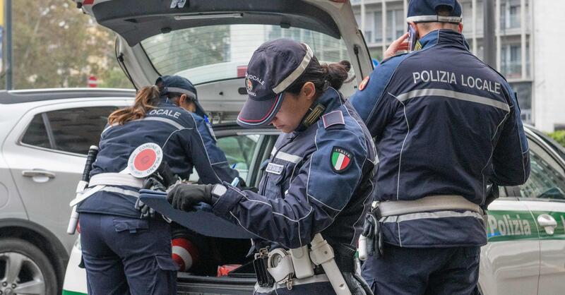 Genova, beccato in moto mentre usa la patente del gemello: bluff smascherato dalla polizia