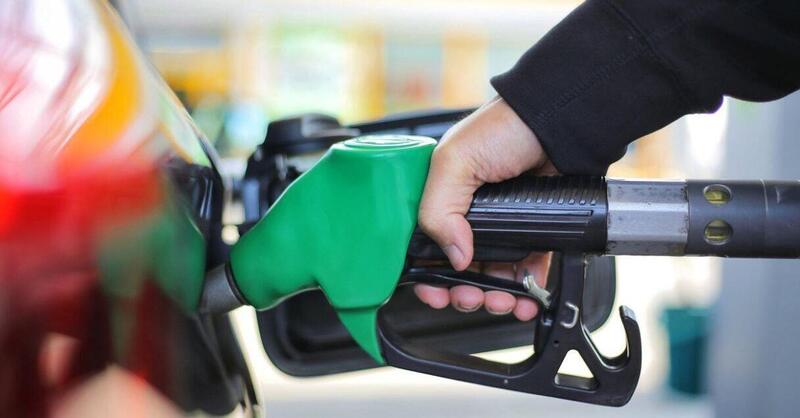Benzina in calo per Ferragosto: prezzi ai minimi dal 2021, ma i consumatori chiedono di pi&ugrave;