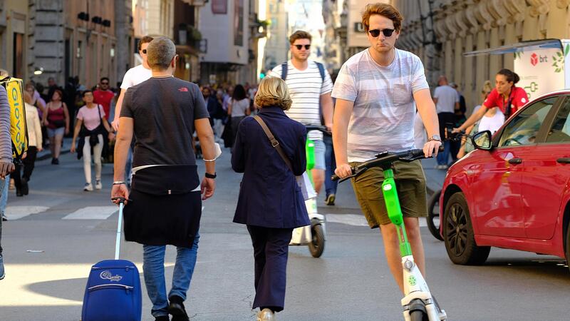 Monopattini elettrici, boom di sanzioni a Torino: gi&agrave; superato l&#039;intero 2024