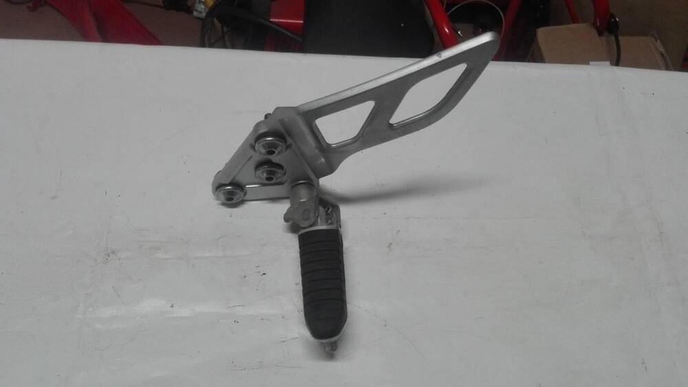 Pedana pilota sx per Suzuki Bandit 650 (2)