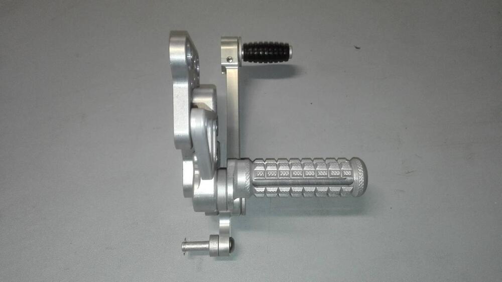 Pedane arretrate racing Suzuki GSX-R 600 e 750 Euro Racing (5)