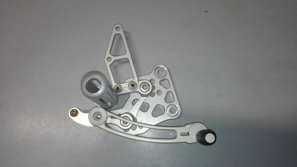 Pedane arretrate racing Suzuki GSX-R 600 e 750 Euro Racing (6)