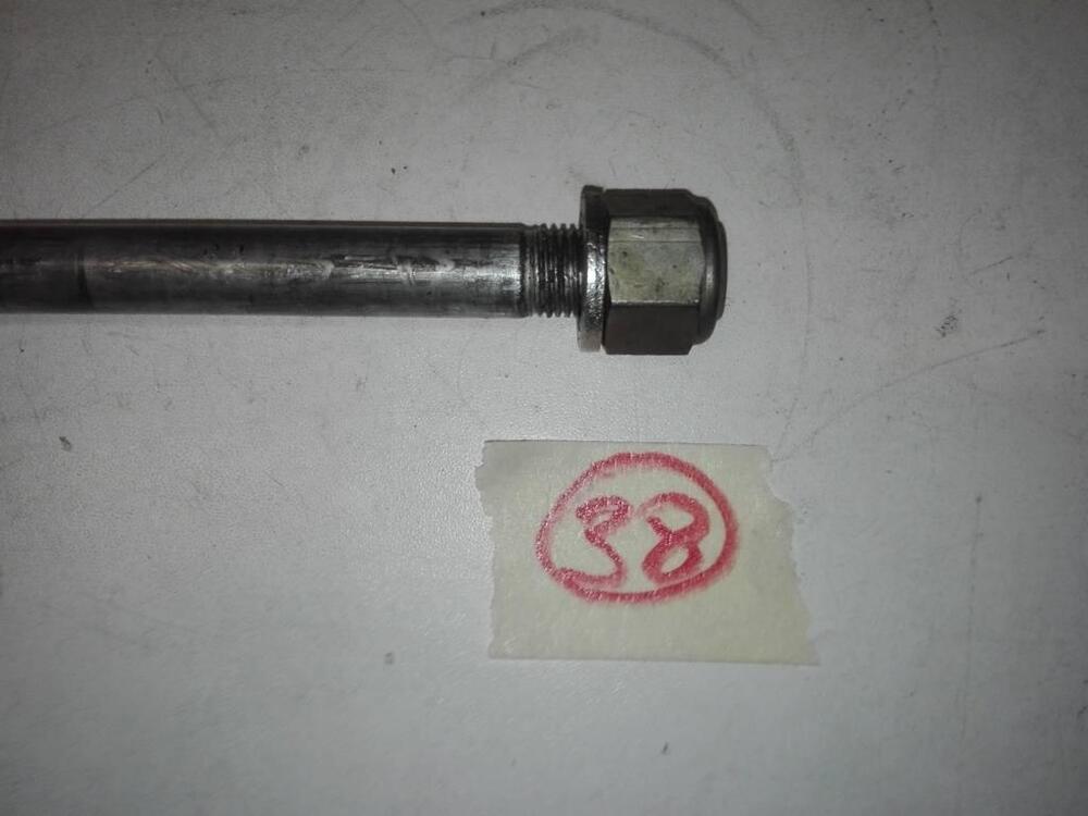 Perno ruota anteriore Suzuki RM 400 (2)
