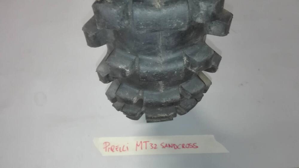 PNEUMATICO PIRELLI MT32 110.90-18 (4)