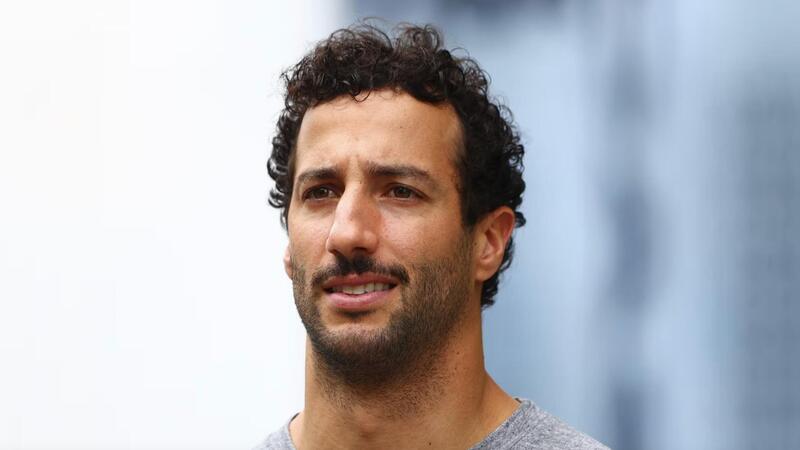 Incidente in moto per Daniel Ricciardo: cade facendo fuoristrada in Australia