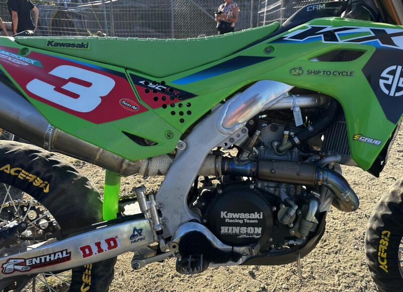 Kawasaki deve avere non pochi problemi legati alle temperature. Fori dappertutto e vari nastri per isolare il calore. Soluzioni che funzionano? Vedendo il weekend di Febvre decisamente si