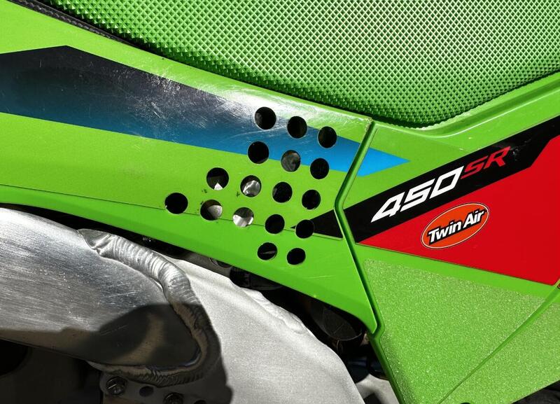 Ma ancora di pi&ugrave; a questi fori. Gi&agrave; ad Arco avevamo visto i meccanici puntare i soffiatori in quella zona (e ci sembrava strano) probabilmente si tratta di qualcosa di elettrico che deve stare &quot;al fresco&quot;