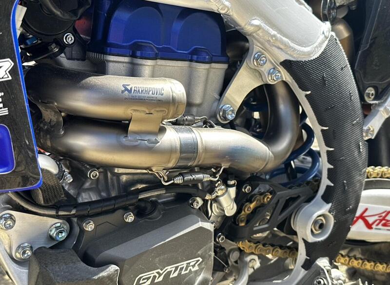 Non solo comando frizione idraulico, che arriver&agrave; sulla YZF 450 2026 di serie, ma guardate bene il collettore. E&#039; molto pi&ugrave; lungo dell&#039;Akrapovic &quot;standard&quot; per YZF 450