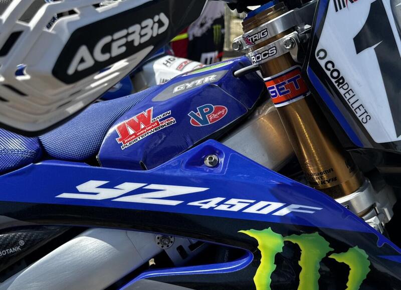 Sulla moto di Vlaanderen, e anche su quella usata in gara da Renaux, invece, Yamaha sembra essere tornata verso una cover molto pi&ugrave; simile a quella originale. Forse per la fonometrica?