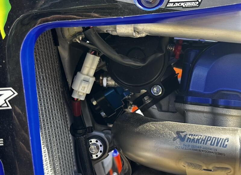 Sulle Yamaha YZF 450 ufficiali abbiamo notato questo dettaglio. Non sappiamo se si tratti di un secondo iniettore (anche se di solito si monta pi&ugrave; a monte). Potrebbe essere una modifica gi&agrave; vista anni fa sulle YZF in cui l&#039;iniettore viene riposizionato. Il modo in cui l&#039;iniettore spruzza pu&ograve; influenzare molto il carattere del motore