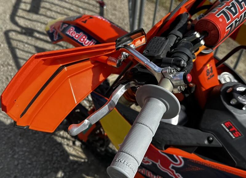 Chicche ufficiali. KTM ha sviluppato solo e solamente per Herlings questi supporti per i paramani (con tasto spegnimento integrato) che spettacolo!