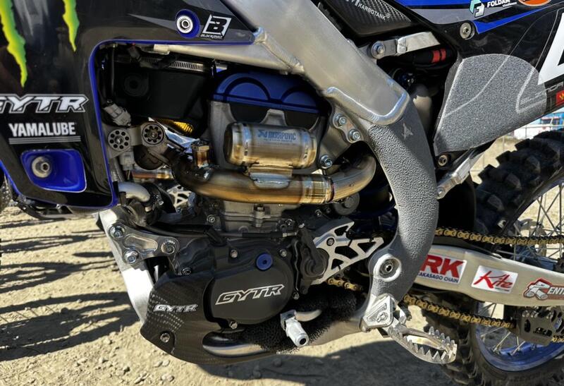 YZF 250 factory. Qui in primo piano il primo bombolino Akrapovic, come &egrave; sempre stato. Si pu&ograve; notare benissimo anche la cassa filtro che integra il corpo farfallato e l&#039;attuatore idraulico della frizione