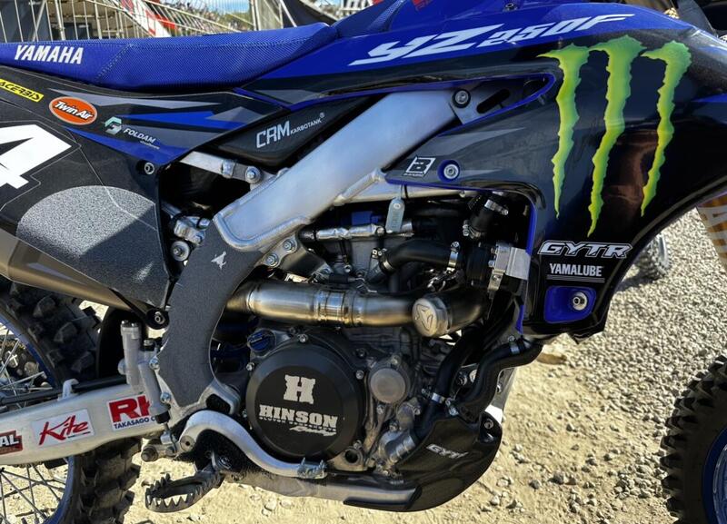 Ecco spuntare, per&ograve;, un secondo bombolino. Probabilmente per recuperare un po&#039; di coppia e performance a causa delle sempre pi&ugrave; stringenti norme legate alla fonometrica. Si sa, anche di serie, la Yamaha YZF 250 non &egrave; tra le moto pi&ugrave; silenziose