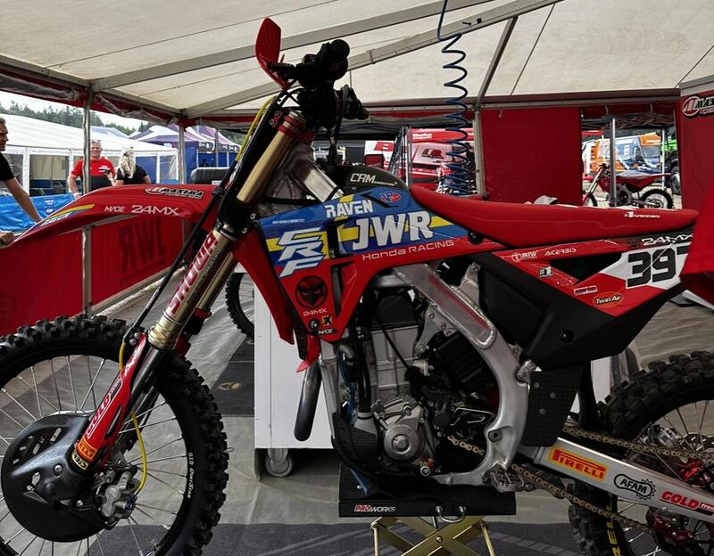 Questo weekend siamo stati ospiti del team svedese Honda JWR che per l&#039;occasione si &egrave; presentato con delle grafiche d&#039;eccezione. Abbiamo seguito il weekend della wildcard Yuri Pasqualini passo per passo. Arriver&agrave; presto su YouTube