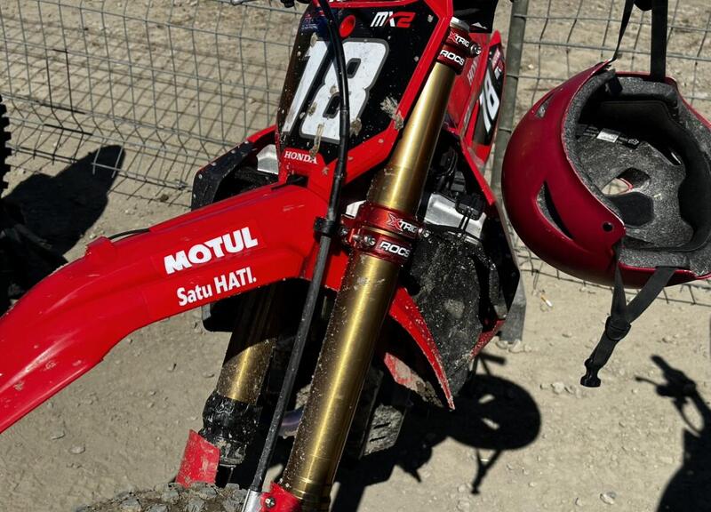 Sulle CRF 250 HRC, come sulla 450 di Gajser, non sono presenti adesivi forcelle. Queste per&ograve; sono comunque Showa. Sul Parafango davanti?
